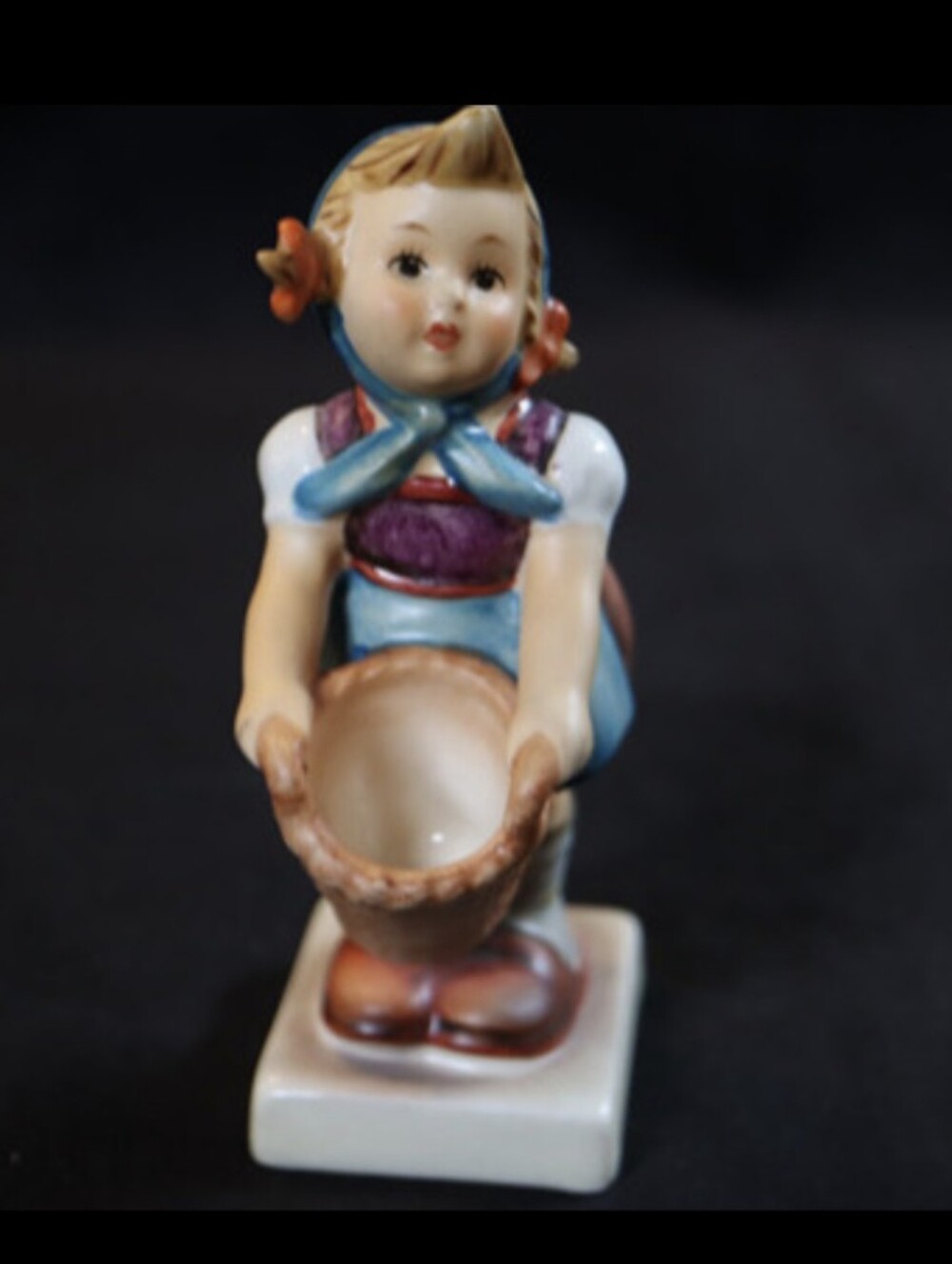 Vintage Hummel “Little Helper” #73 4 ½“ Tall Figurine Made in Germany